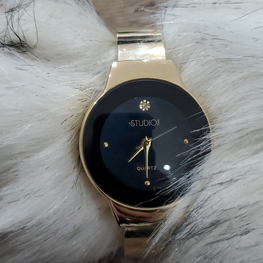 VINTAGE STUDIO TIME QUARTZ WATCH ROUND BLACK FACE GOLD CUFF HINGE BANGLE